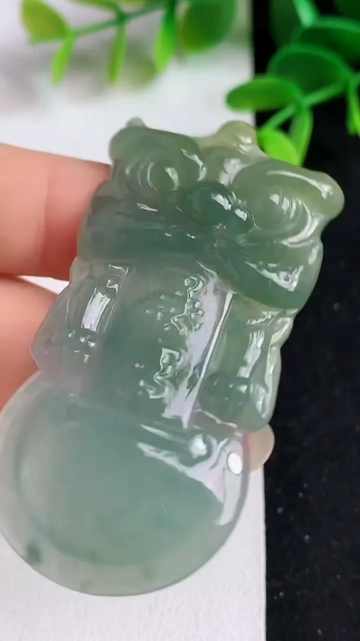 天然A货翡翠蓝水双彩暴富吊坠，尺寸59-28-5，重:12.75g
5月18日