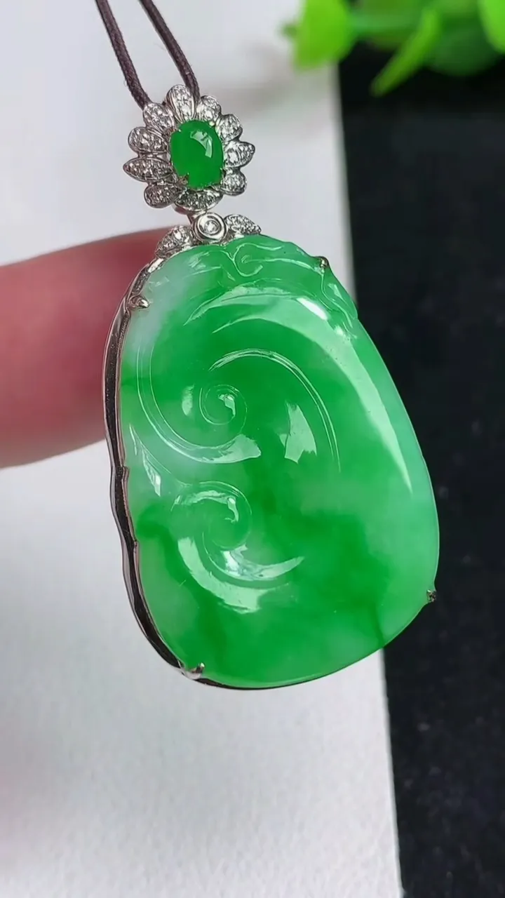 天然A货翡翠如意吊坠，尺寸40.7-22.5-7.8，裸石29.6-21，重量:8.63g
5月18