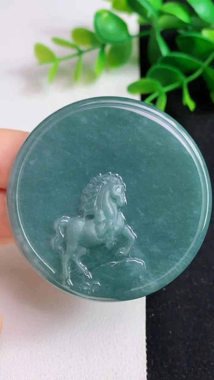 天然A货翡翠蓝水生肖马牌吊坠，尺寸53-10，重:51.56g
5月18日