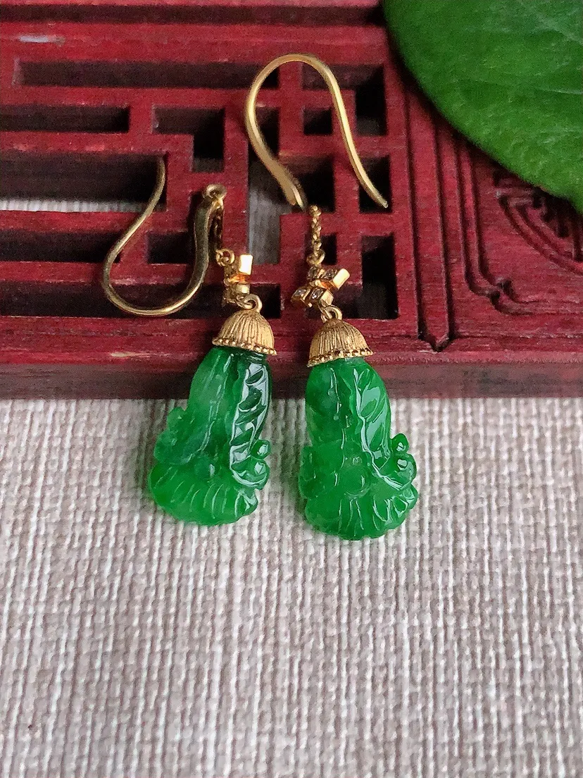 天然A货翡翠18K金镶嵌阳绿白菜耳坠尺寸11.6×8.2×2.8mm 重量2.39g 0517