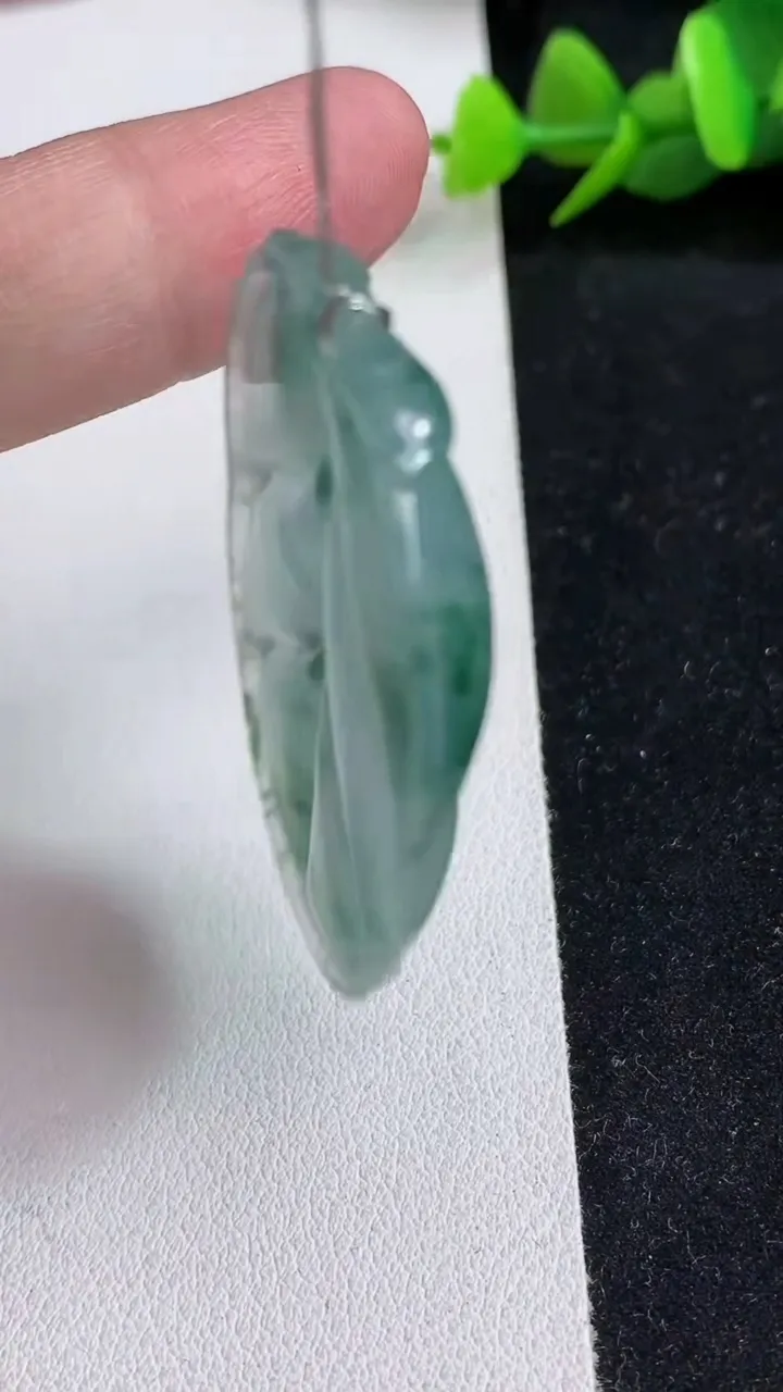 天然A货翡翠飘花金枝玉叶 叶子吊坠，尺寸48-34.2-5.7，重量:17.66g
5月18日