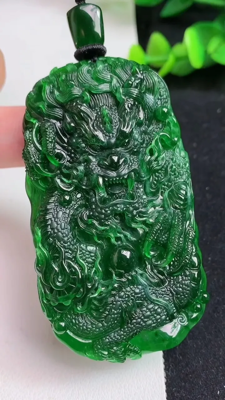 天然A货翡翠老蓝水龙牌吊坠，尺寸68-38.3-10.7，重量:51.81g
5月18日