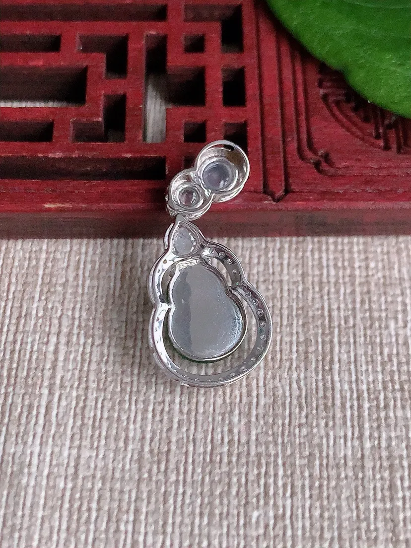 天然A货翡翠18K金伴阳绿葫芦吊坠尺寸27.4×12×5裸石10.3×7.6m量1.88g 0517