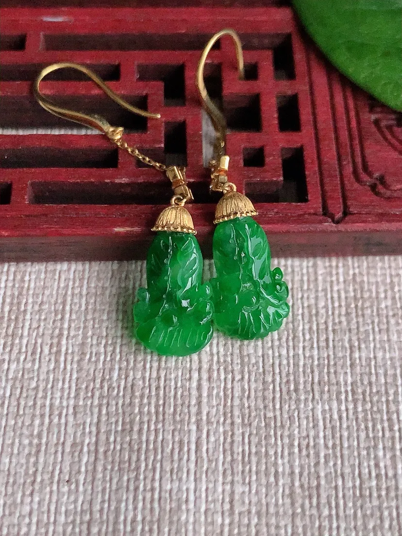 天然A货翡翠18K金镶嵌阳绿白菜耳坠尺寸11.6×8.2×2.8mm 重量2.39g 0517
