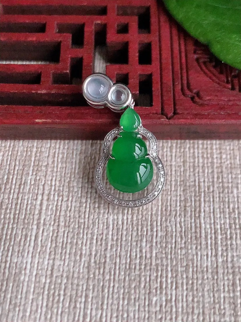天然A货翡翠18K金伴阳绿葫芦吊坠尺寸27.4×12×5裸石10.3×7.6m量1.88g 0517