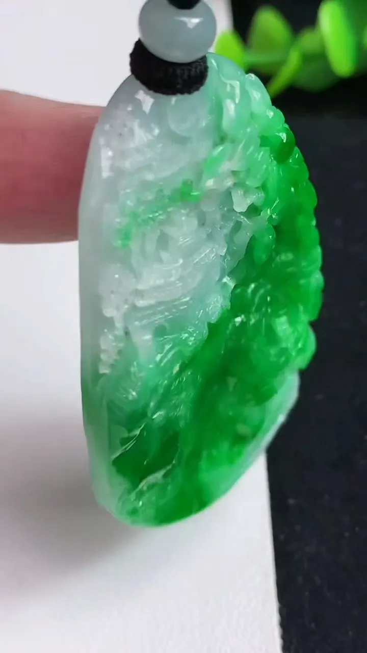 天然A货翡翠山水牌吊坠，尺寸56.4-36.2-8.7，重量:39.88g
5月18日