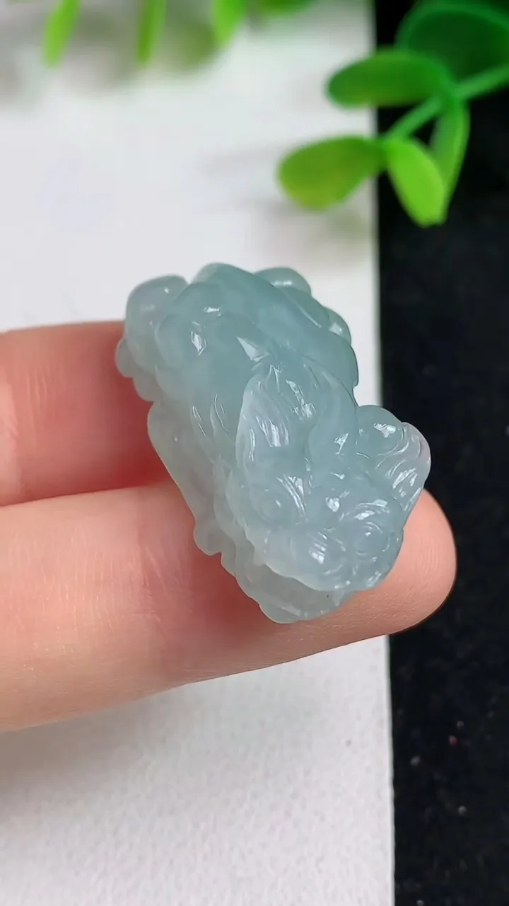 天然A货翡翠白冰貔貅吊坠，尺寸31-16.6-11，重:11.08g
5月18日