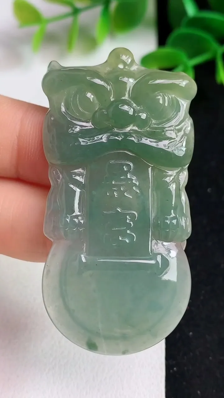 天然A货翡翠蓝水双彩暴富吊坠，尺寸59-28-5，重:12.75g
5月18日
