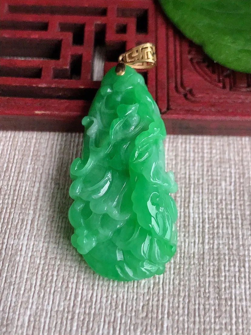 天然A货翡翠18K金扣头满绿白菜吊坠 尺寸39×18.3×10.4m量10.79g 0517