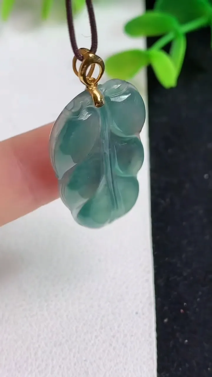 天然A货翡翠k金蓝水金枝玉叶 叶子吊坠，尺寸32.4-17.7-4，重:4.93g
5月18日