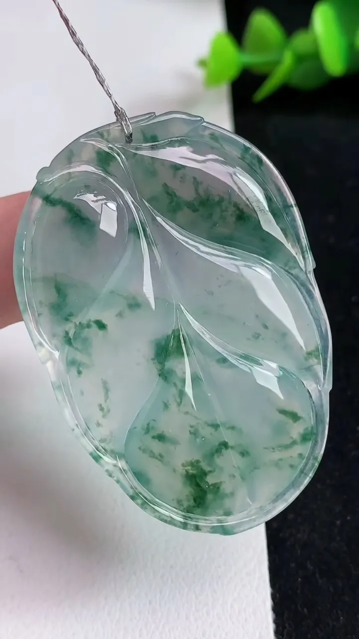 天然A货翡翠飘花金枝玉叶 叶子吊坠，尺寸48-34.2-5.7，重量:17.66g
5月18日
