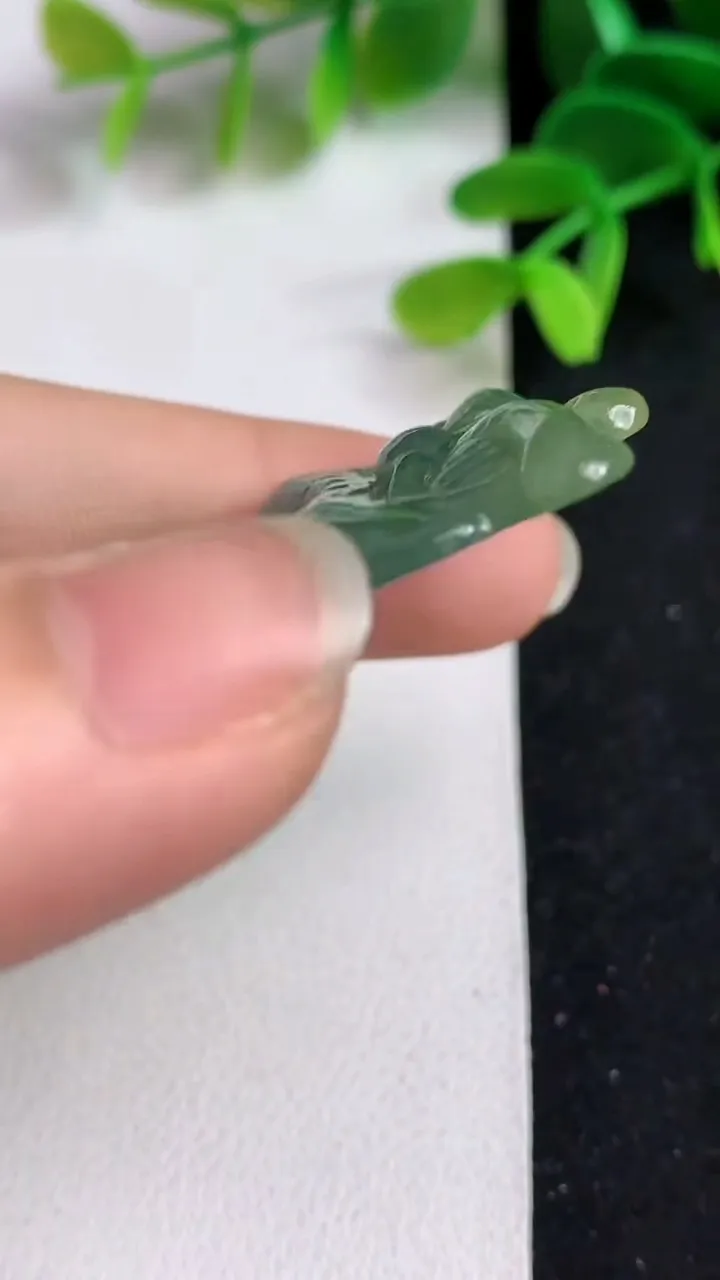 天然A货翡翠蓝水双彩暴富吊坠，尺寸59-28-5，重:12.75g
5月18日