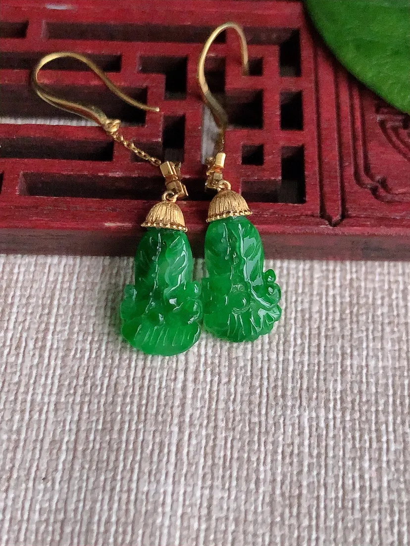 天然A货翡翠18K金镶嵌阳绿白菜耳坠尺寸11.6×8.2×2.8mm 重量2.39g 0517