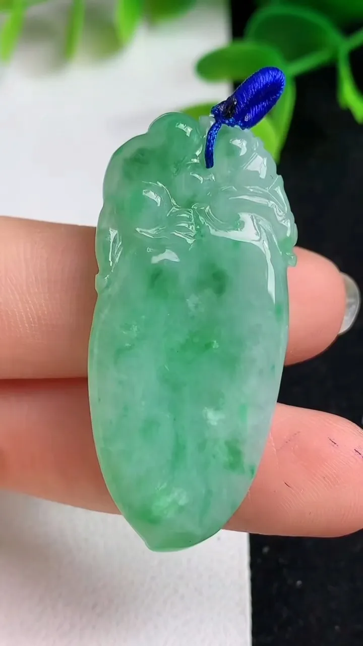 天然A货翡翠灵猴献瑞 福瓜吊坠，尺寸42.2-19-6.4，重量:11.10g
5月19日