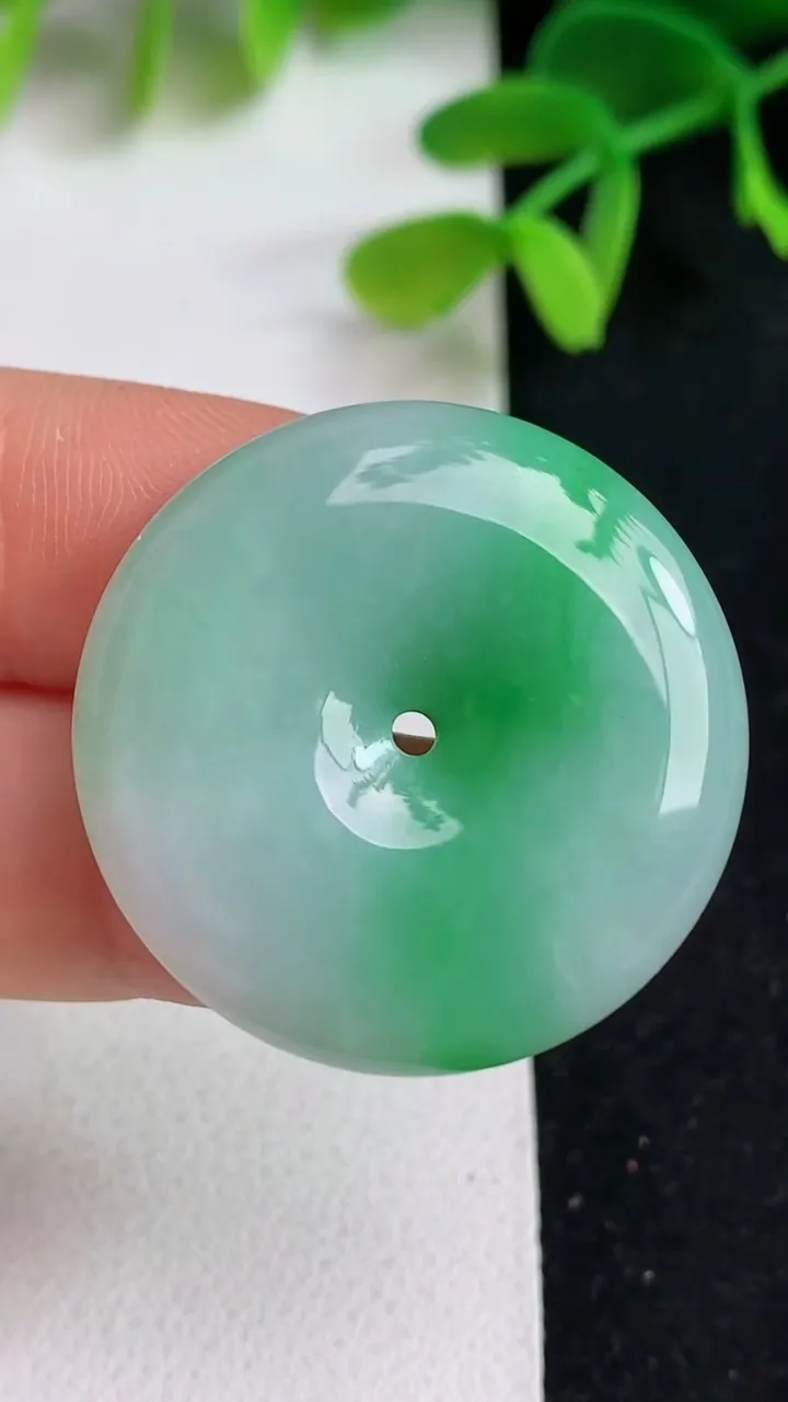 天然A货翡翠平安扣吊坠，尺寸29.3-5.6，重量:10.79g
5月19日