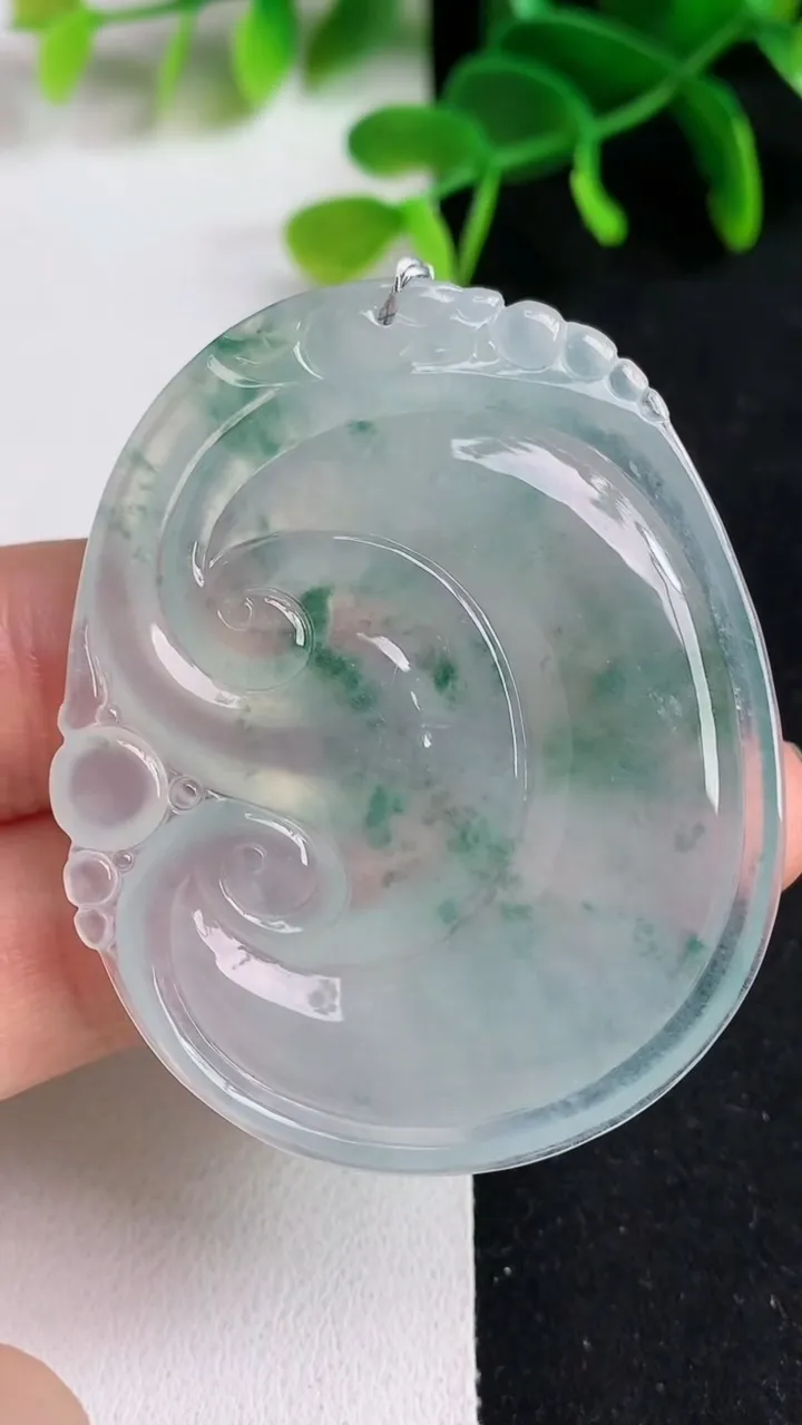 天然A货翡翠飘花如意吊坠，尺寸52.3-42.3-5.7，重量:23.00g
5月19日