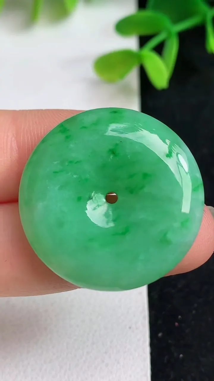 天然A货翡翠平安扣吊坠，尺寸28-5.8，重量:9.76g
5月19日