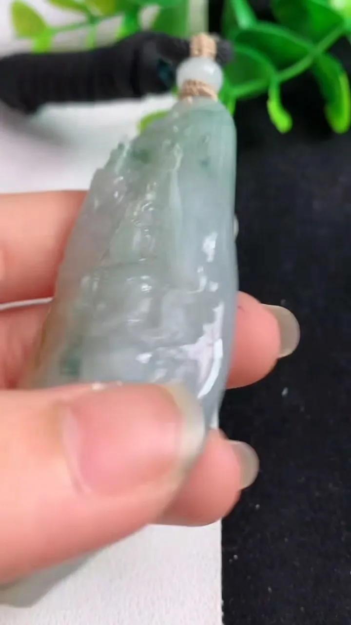 天然A货翡翠双彩祥龙观音菩萨吊坠，尺寸74.7-33.7-12.4，重量:57.88g
5月19日