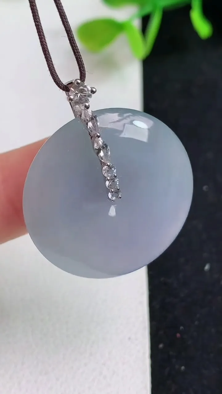 天然A货翡翠k金春带彩 紫罗兰平安扣吊坠，尺寸27-5.6，重量:8.90g
5月19日