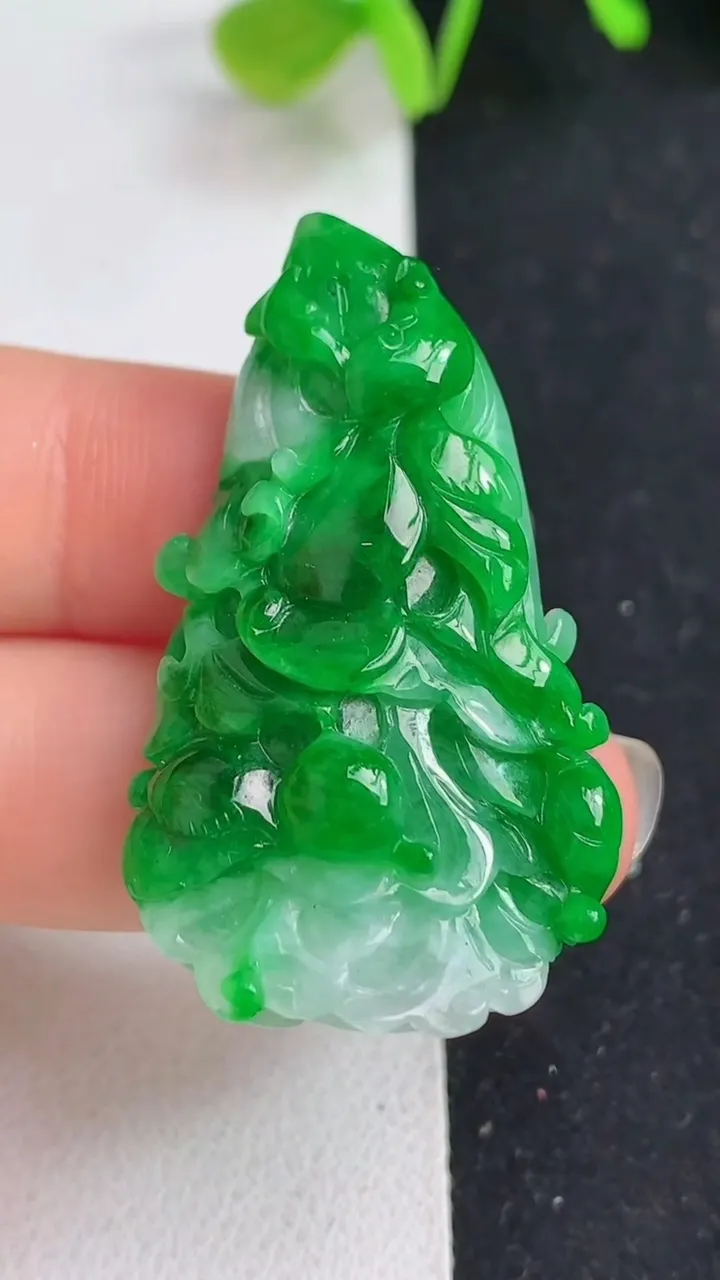 天然A货翡翠白菜吊坠，尺寸40.5-24.3-8.2，重量:12.62g
5月19日