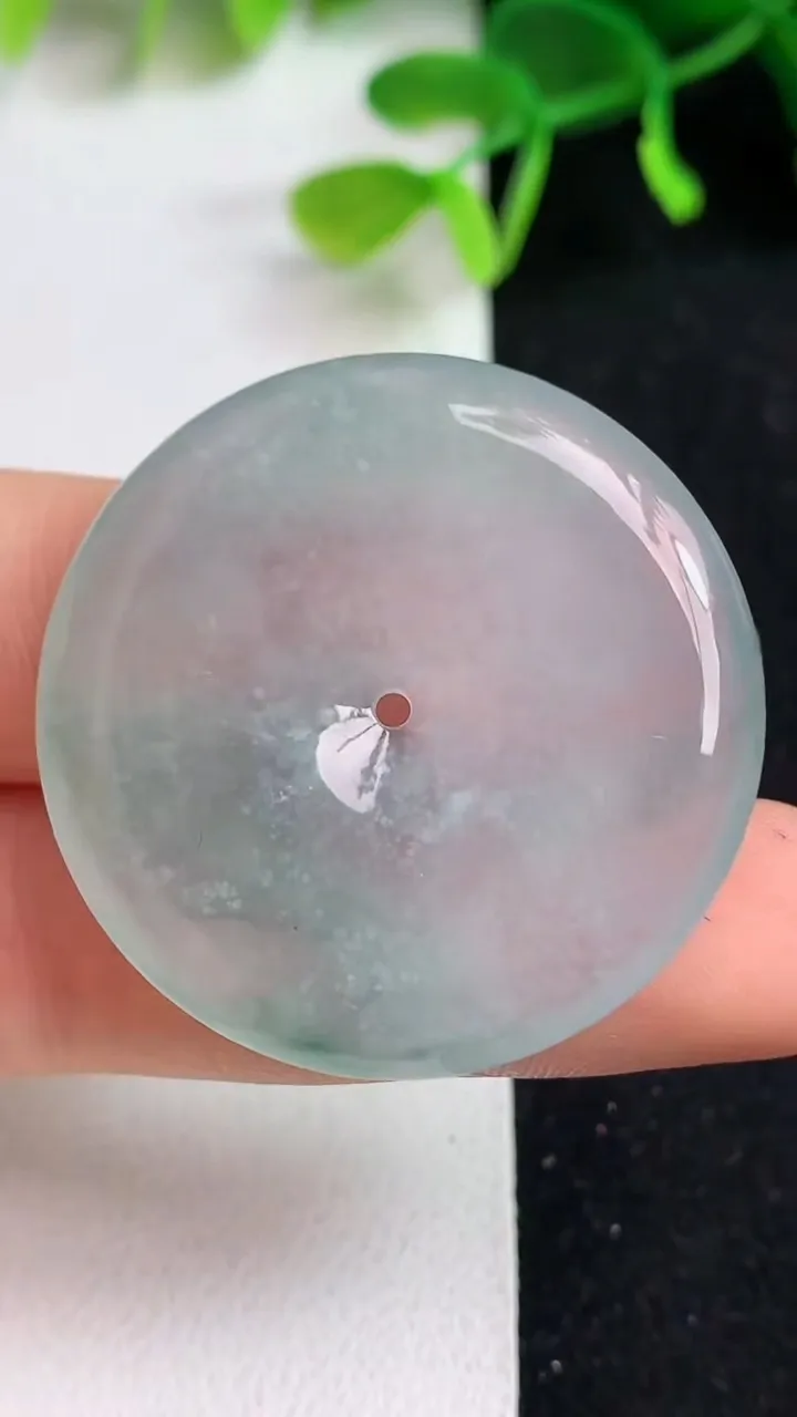 天然A货翡翠平安扣吊坠，尺寸35-5.6，重量:15.12g
5月19日