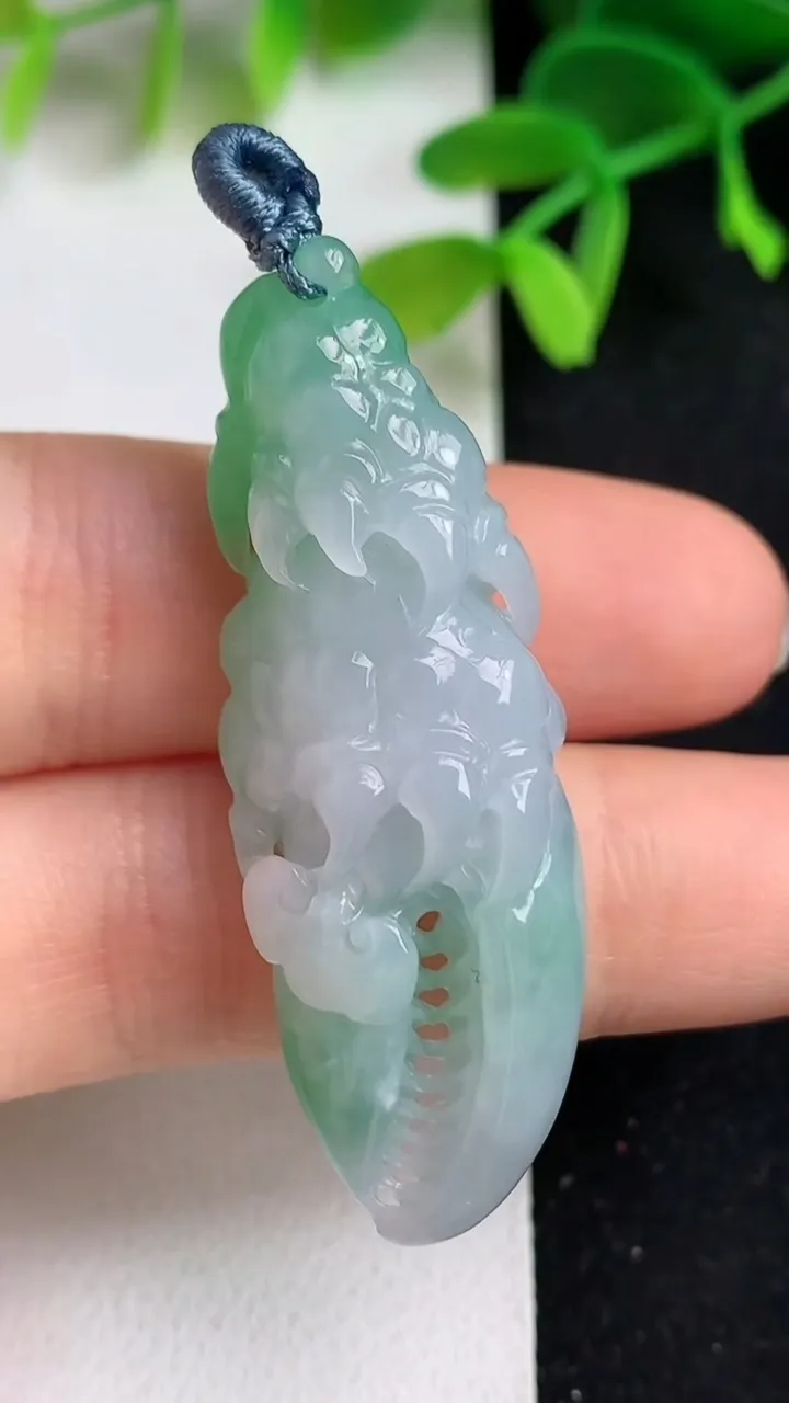 天然A货翡翠富甲一方吊坠，尺寸45-16.3-11.8，重量:12.90g
5月19日