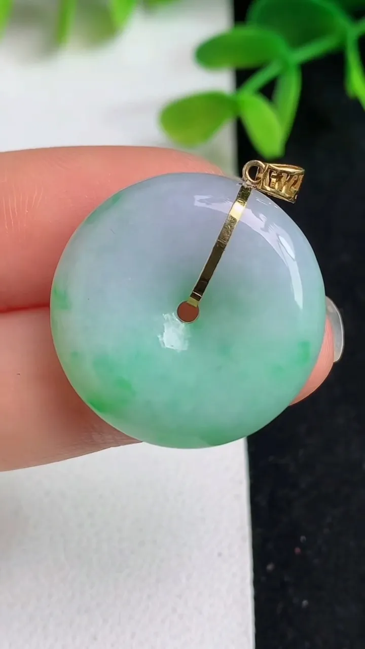 天然A货翡翠平安扣吊坠，尺寸24-5.6，重量:7.10g
5月19日