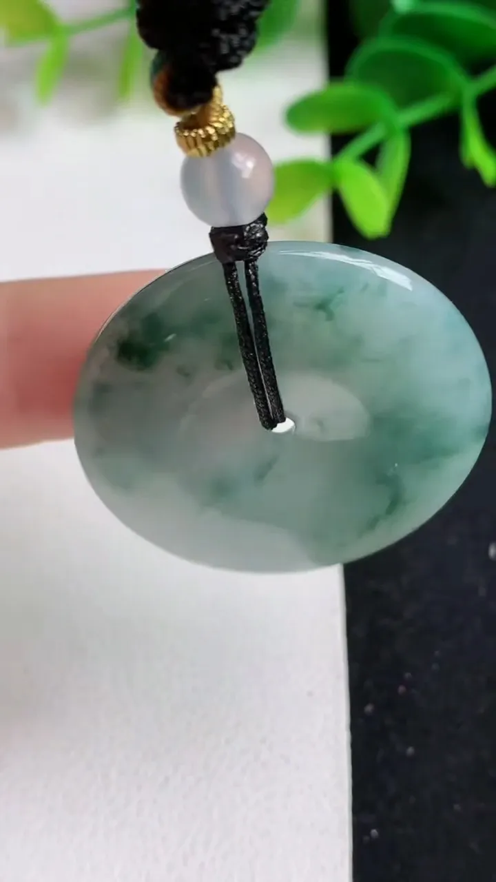 天然A货翡翠飘花平安扣吊坠，尺寸32.8-5.2，重:12.19g
5月19日