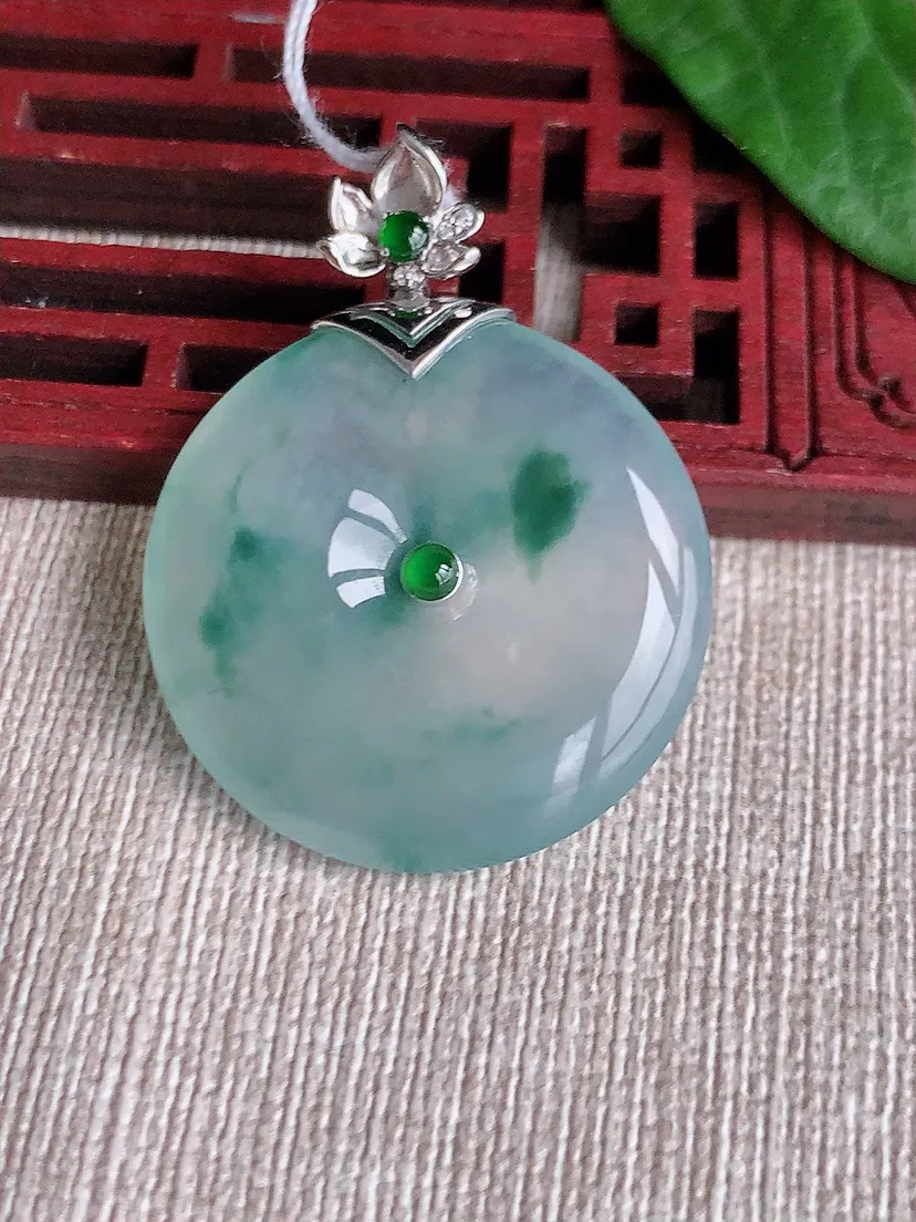 a货翡翠老坑冰种18K金镶嵌飘花平安扣吊坠  尺寸38×29×5.2mm 重量10.89g 0518