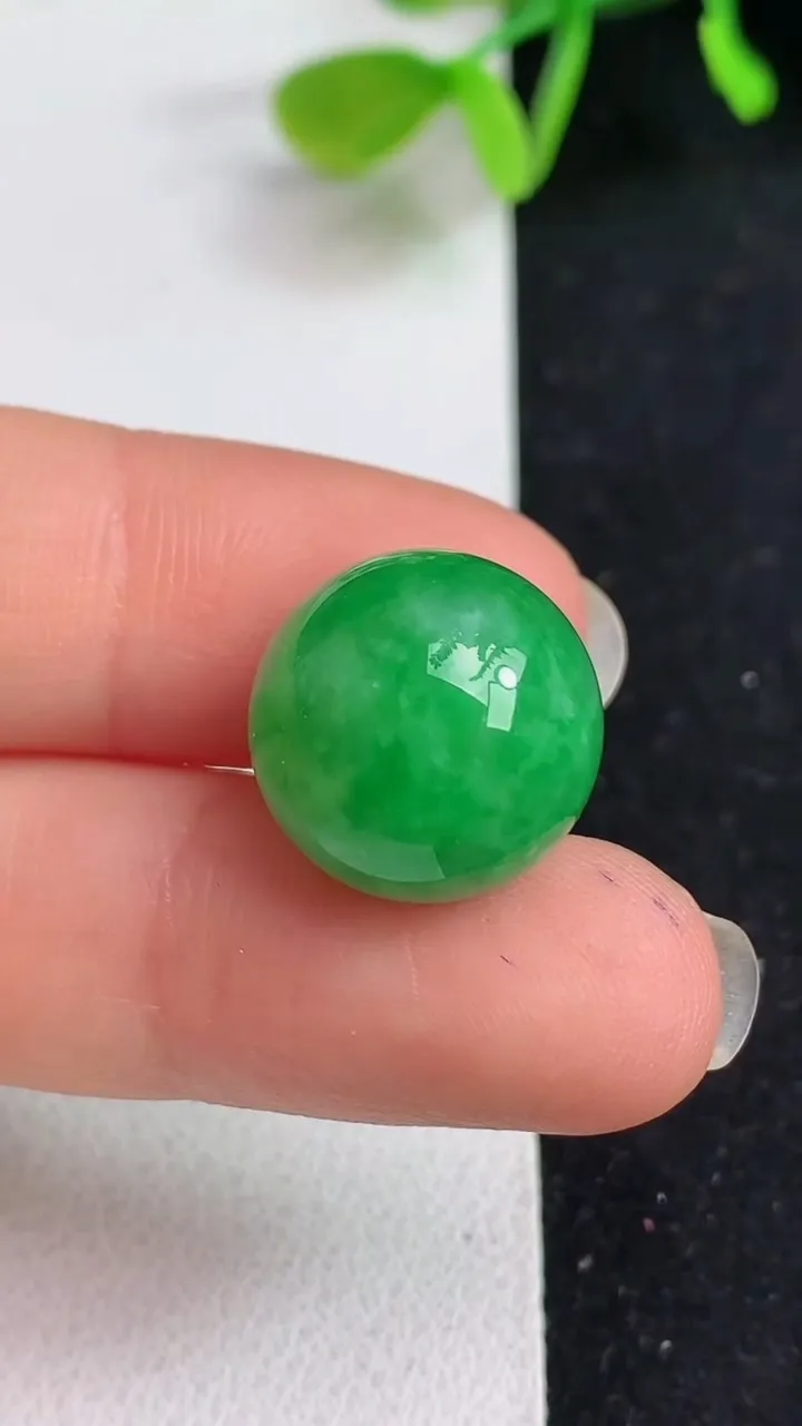 天然A货翡翠圆珠吊坠，尺寸15，重量:6.12g
5月19日
