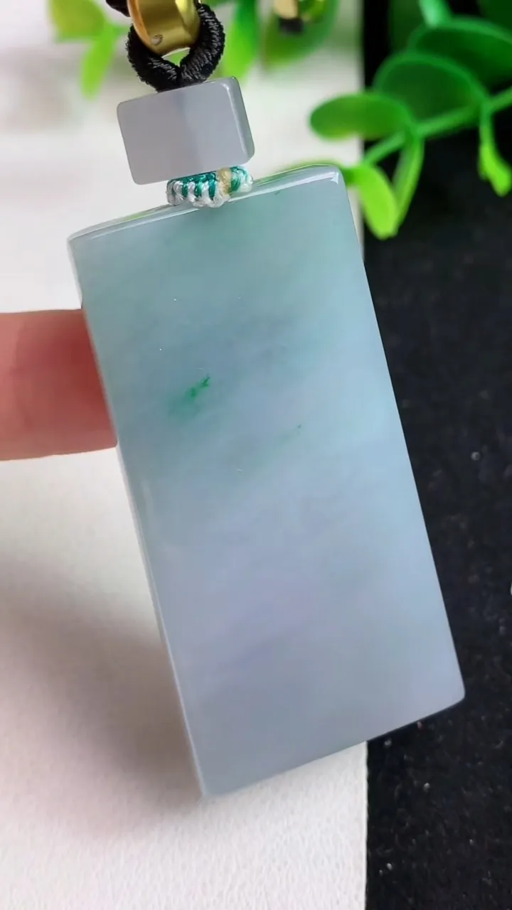 天然A货翡翠春带彩 紫罗兰无事牌吊坠，尺寸54.2-27.3-5.8，重量:31.98g
5月19日