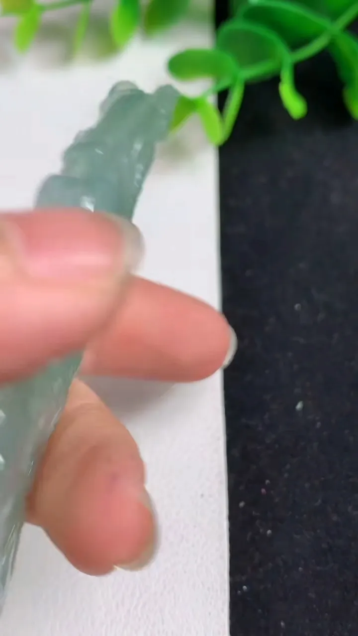 天然A货翡翠祥龙关公吊坠，尺寸77-27.2-10.8，重量:34.00g
5月19日