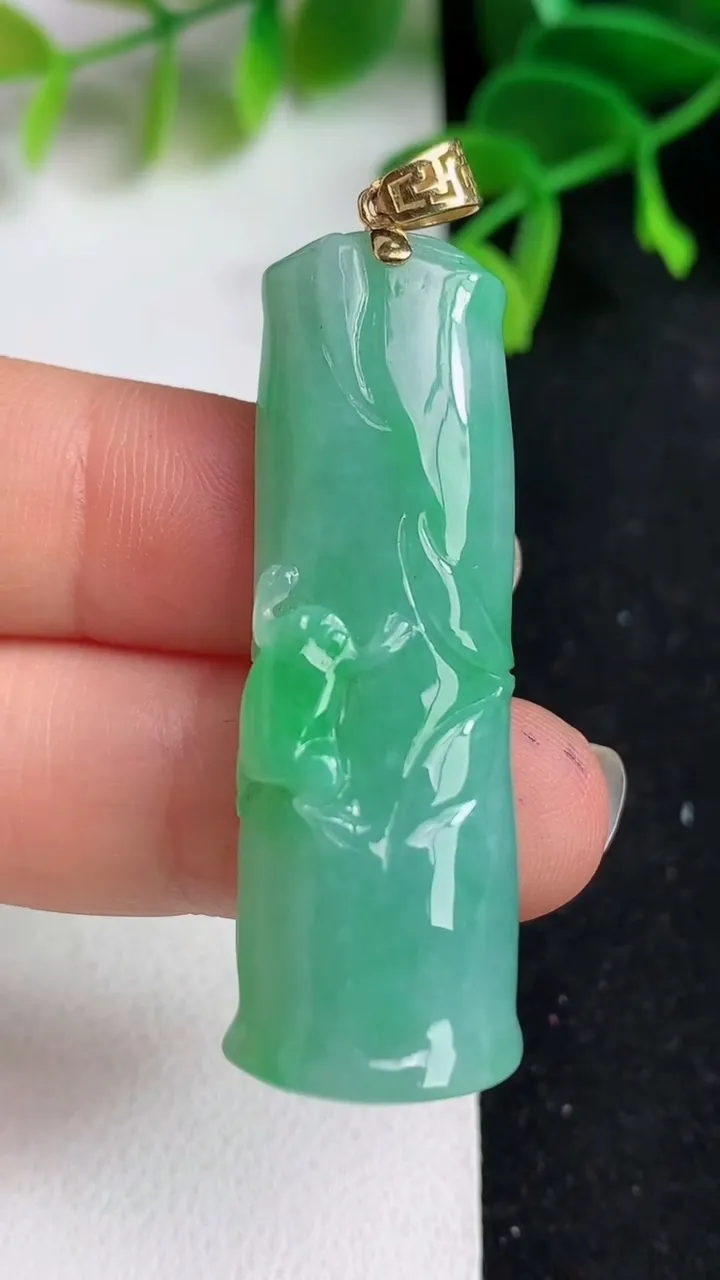 天然A货翡翠节节高升 竹节吊坠，尺寸44.3-14.6-10.4，重量:14.23g
5月19日