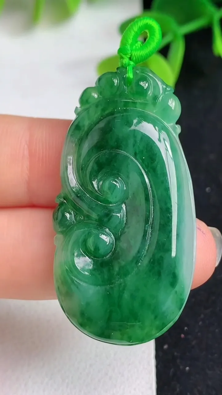 天然A货翡翠如意吊坠，尺寸43.3-22.2-6，重量:10.53g
5月19日