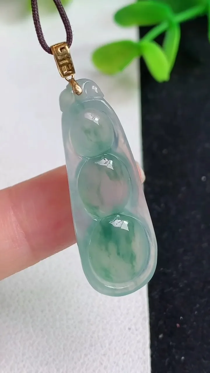 天然A货翡翠飘花福豆吊坠，尺寸34.3-12.3-6，重量:4.65g
5月19日