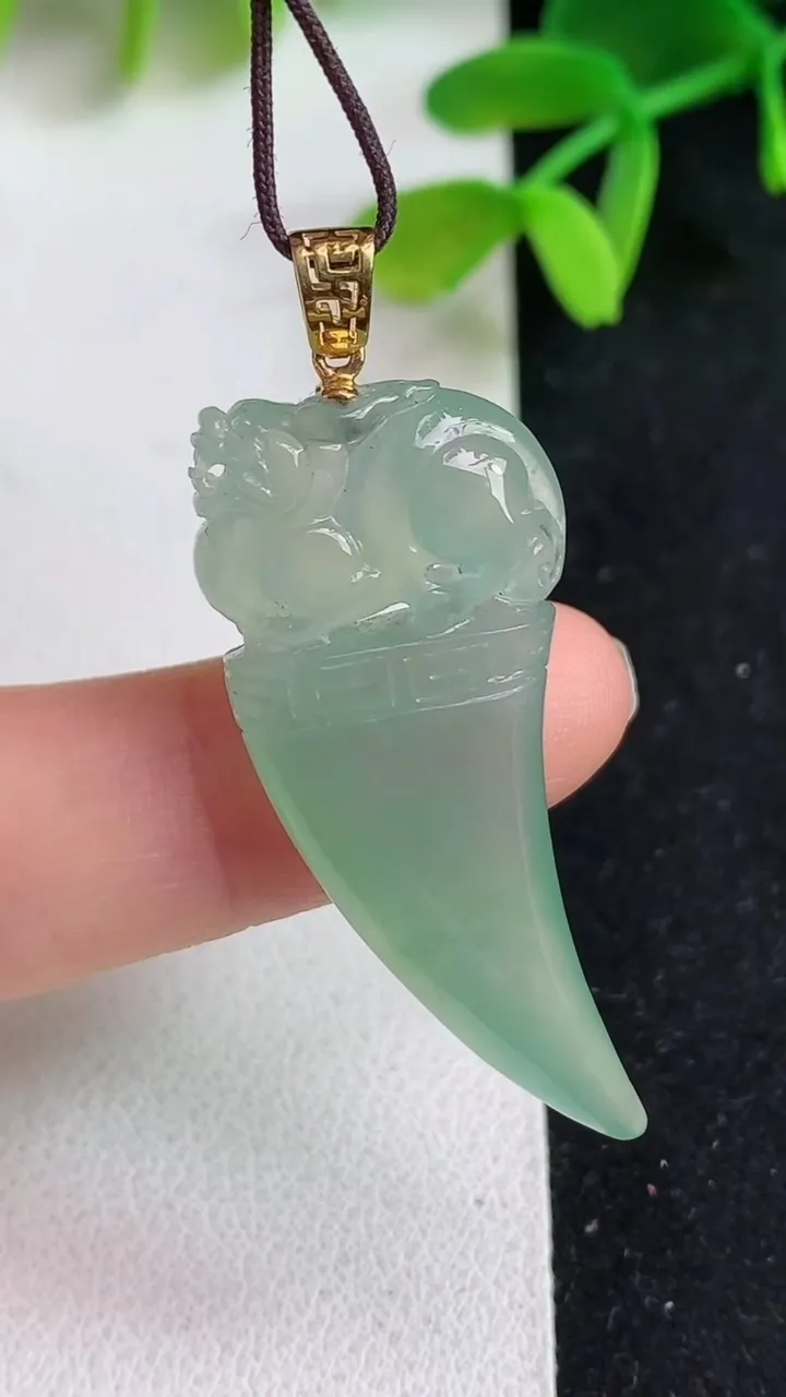天然A货翡翠狼牙吊坠，尺寸37.4-16.5-6，重量:6.65g
5月19日