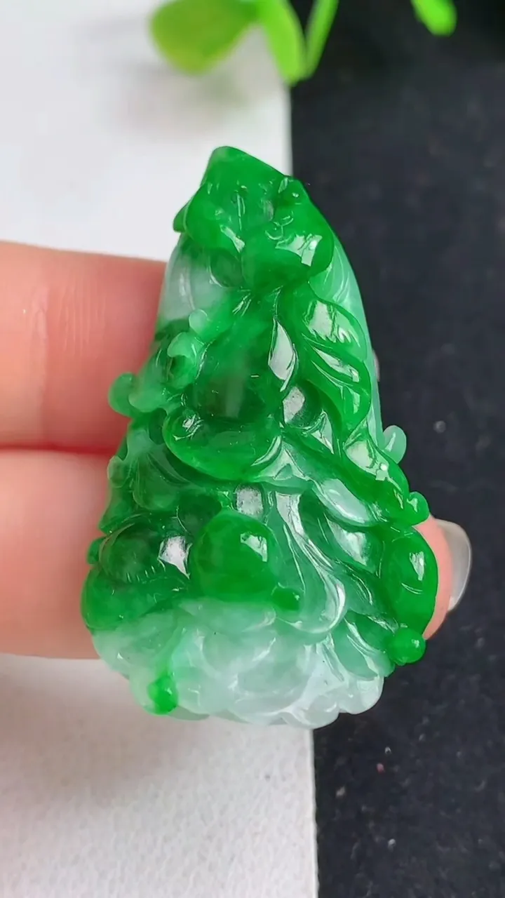 天然A货翡翠白菜吊坠，尺寸40.5-24.3-8.2，重量:12.62g
5月19日