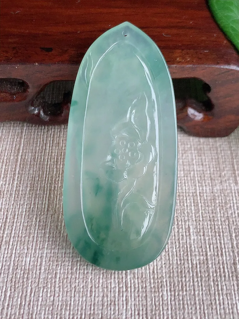 天然A货翡翠飘花大势至菩萨吊坠尺寸55×24.8×4.7m量14.00g 0518