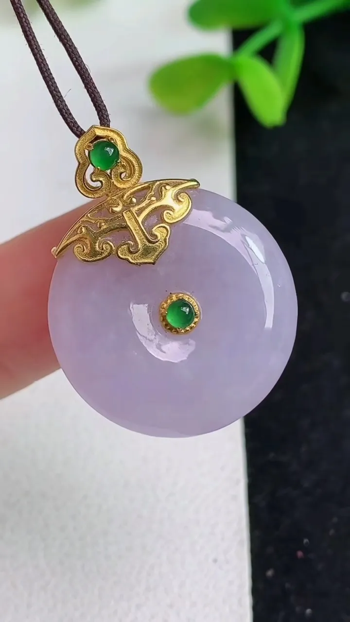 天然A货翡翠k金紫罗兰平安扣吊坠，尺寸21.7-5，重量:5.45g
5月19日