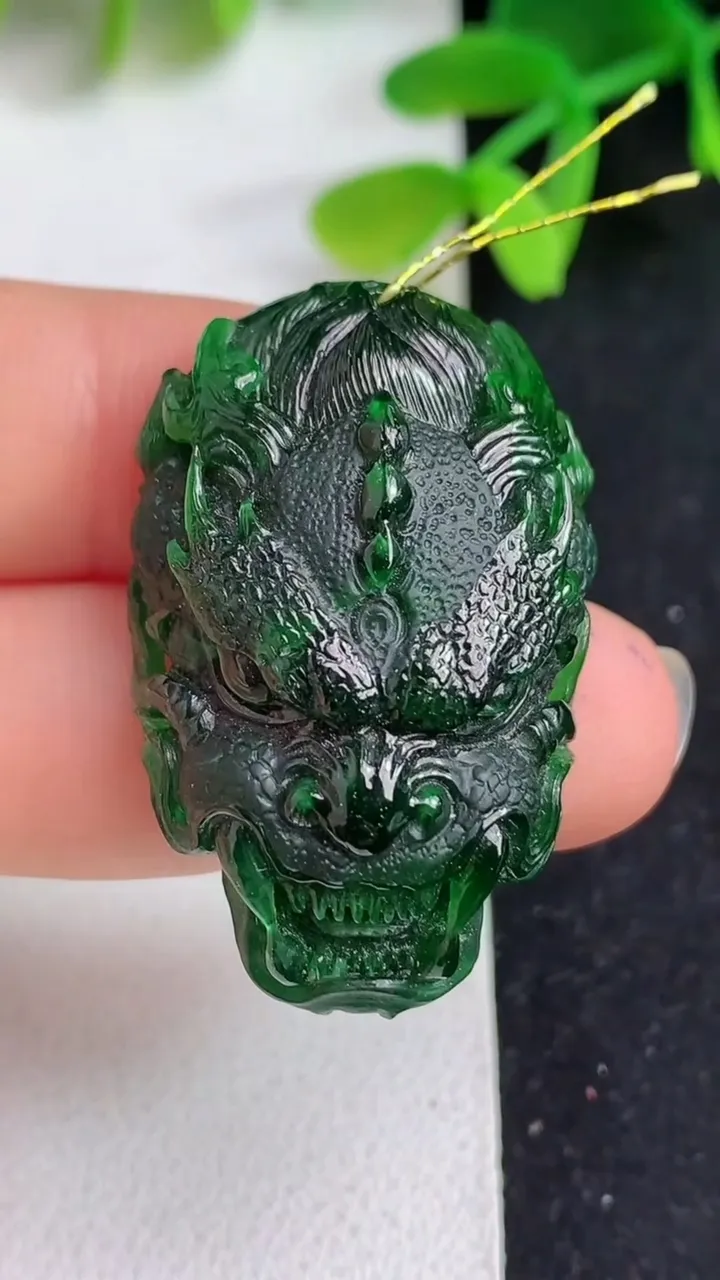 天然A货翡翠老蓝水龙牌吊坠，尺寸35.6-21.7-10.5，重量:13.05g
5月19日