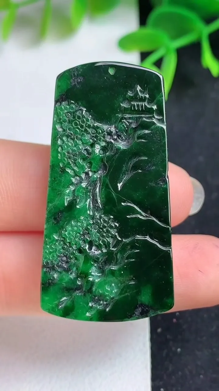 天然A货翡翠山水牌吊坠，尺寸42.3-21.5-6.7，重量:15.17g
5月19日