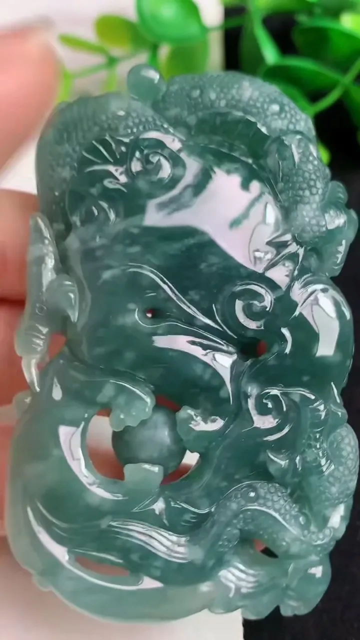 天然A货翡翠蓝水龙牌吊坠，尺寸78-45-13，重:72.26g
5月19日