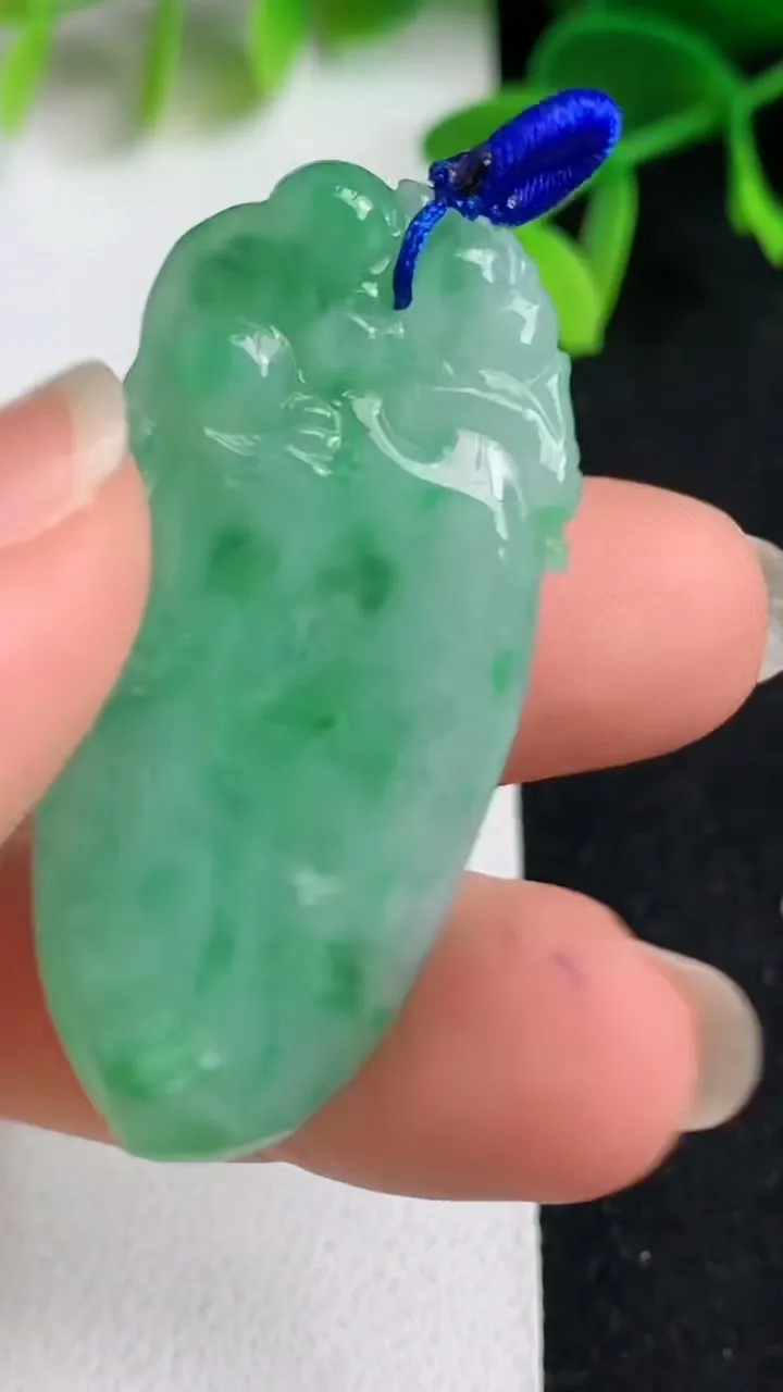 天然A货翡翠灵猴献瑞 福瓜吊坠，尺寸42.2-19-6.4，重量:11.10g
5月19日