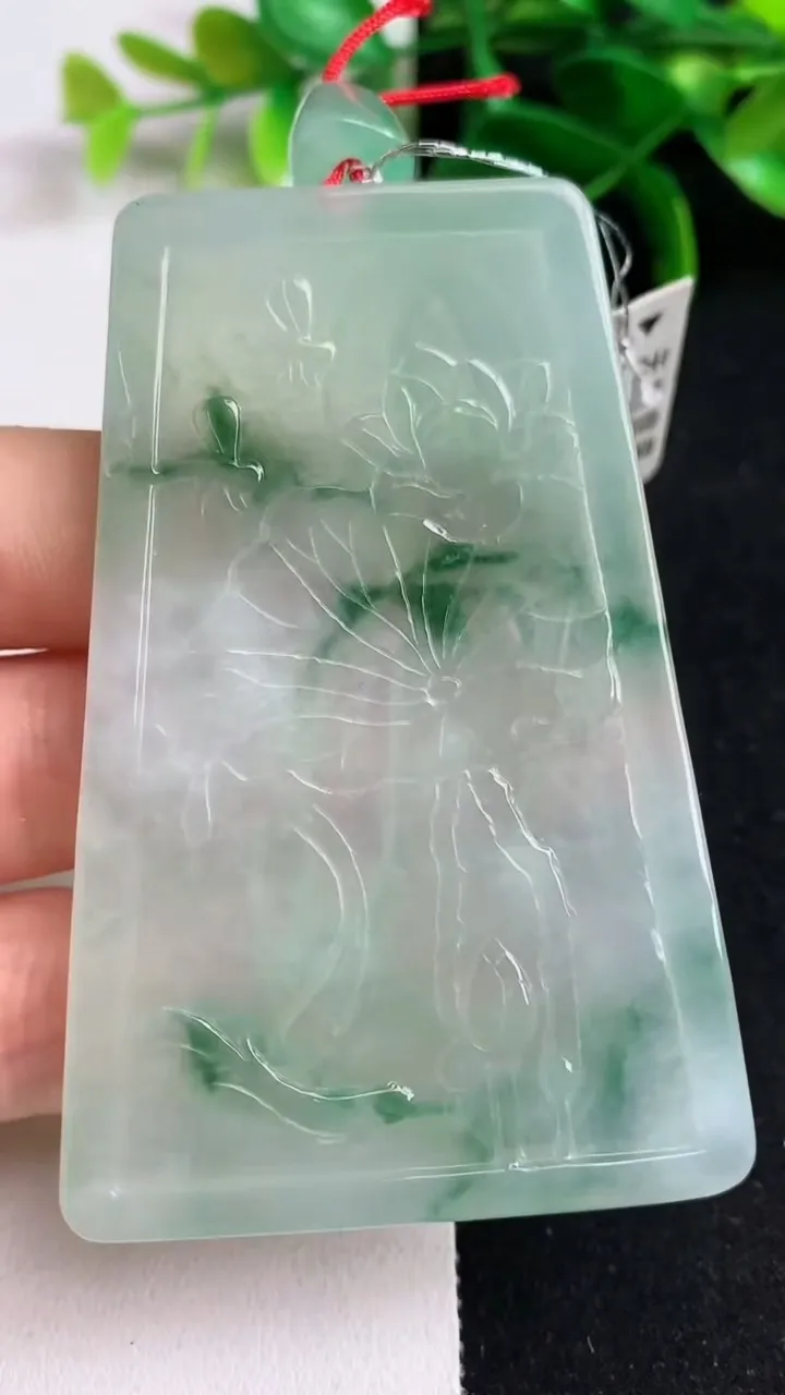 天然A货翡翠飘花观音菩萨吊坠，尺寸72-47.6-4.7，重量:39.26g
5月19日