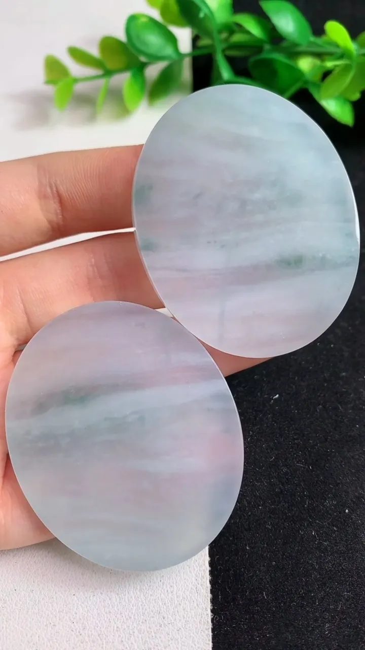天然A货翡翠飘花无事牌吊坠一对，尺寸50-41.3-5.4，重量:63.69g
5月19日