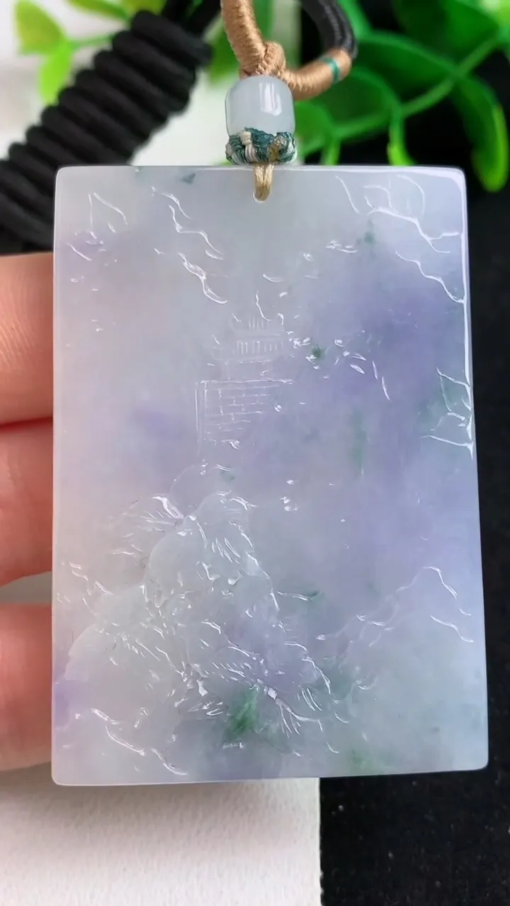 天然A货翡翠紫罗兰 飘花山水牌吊坠，尺寸57.7-41-6.2，重量:45.14g
5月19日