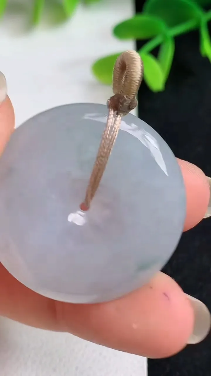 天然A货翡翠白冰平安扣吊坠，尺寸30.6-5.4，重量:11.06g
5月19日