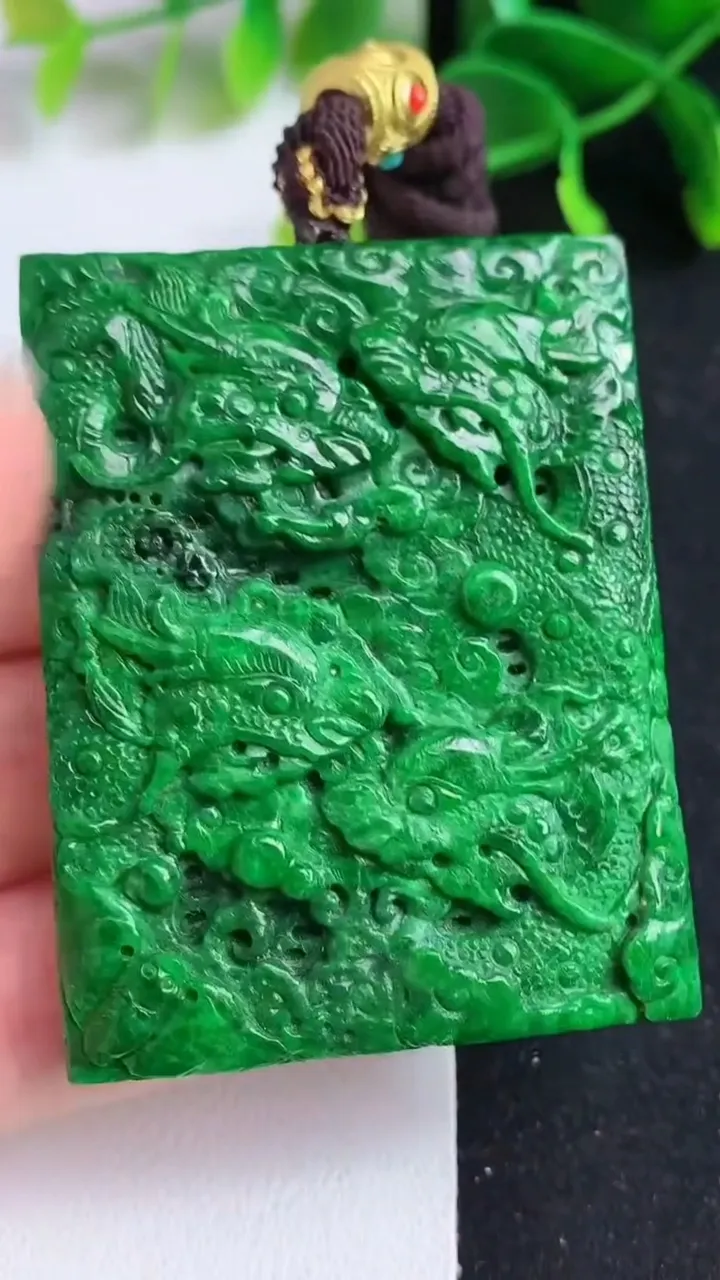 天然A货翡翠九龙至尊 龙牌吊坠，尺寸54-41.7-9.2，重量:59.40g
5月19日