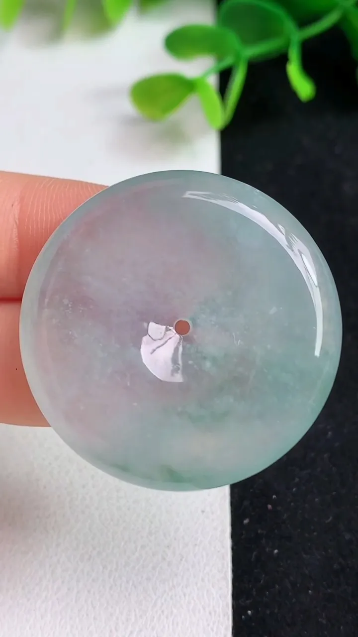 天然A货翡翠平安扣吊坠，尺寸35-5.6，重量:15.12g
5月19日