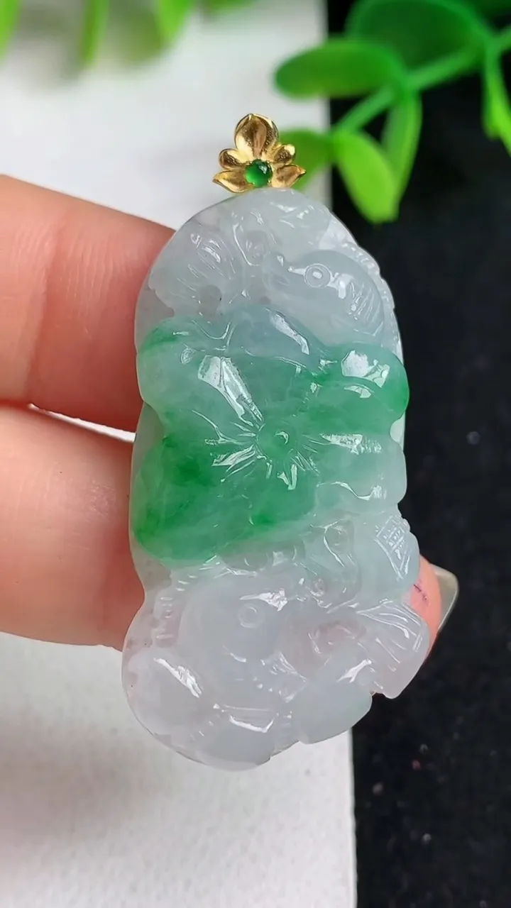 天然A货翡翠荷叶鱼吊坠，尺寸39-19.4-5.7，重量:8.83g
5月19日